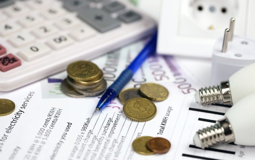 Factura eléctrica con calculadora y bombillas de bajo consumo