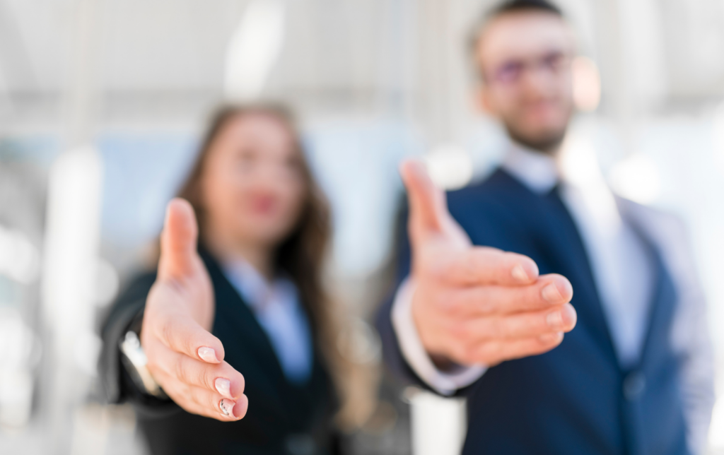 Profesionales estrechando la mano para cerrar un acuerdo